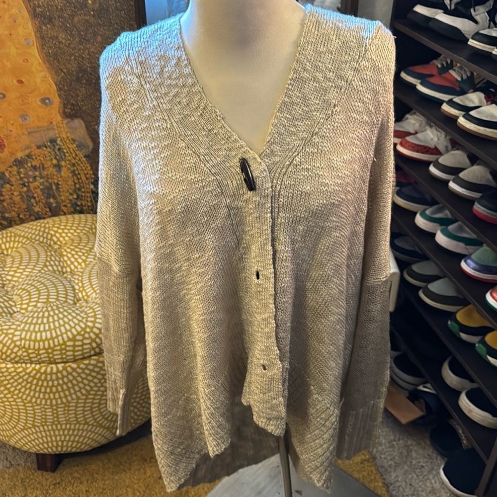 Open cardigan with 3 buttons preowned
